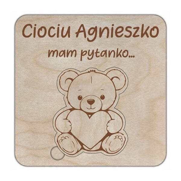 Drewniane zaproszenie na chrzest dla cioci z personalizowanym grawerem oraz motywem misia trzymającego serce.