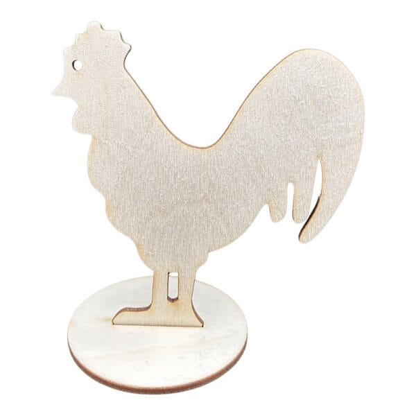 Drewniany kogucik na podstawce o wymiarach 9,7 x 10 cm, wykonany ze sklejki metodą cięcia laserowego.
