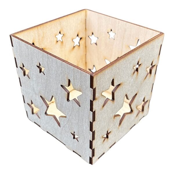 Drewniany lampion dekoracyjny ze sklejki DIY o wymiarach 11x11 cm z wyciętymi laserowo wzorami gwiazdek.