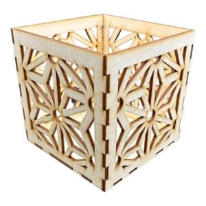 Drewniany lampion DIY laserowo cięty o wymiarach 11 cm z ażurowym wzorem gwiazd jako baza do zdobienia.