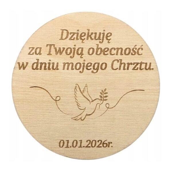 Okrągły drewniany magnes na chrzest z grawerem podziękowania dla gości, gołębiem i datą 01.01.2026r.