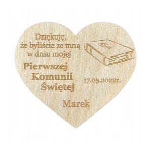 Drewniany magnes serce personalizowane podziękowanie na komunię 8 x 7 cm z grawerem tekstu i motywem Pisma Świętego.