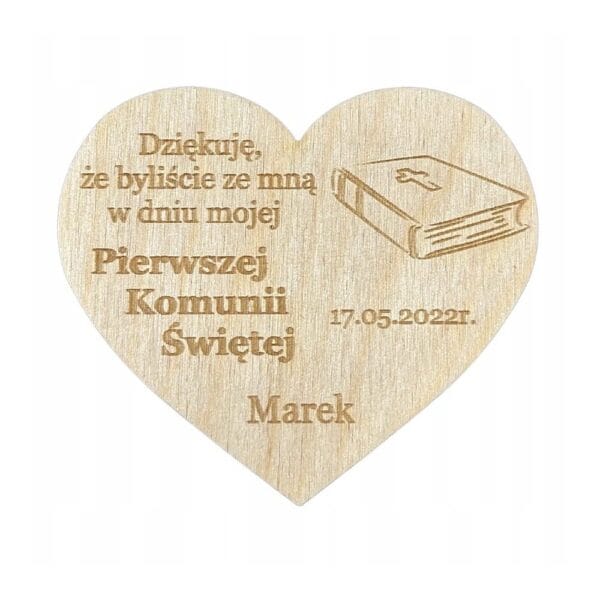 Drewniany magnes serce personalizowane podziękowanie na komunię 8 x 7 cm z grawerem tekstu i motywem Pisma Świętego.