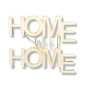 Drewniany napis Home Sweet Home laserowo cięty ze sklejki o wymiarach 10 x 8,6 cm w ujęciu z bliska.
