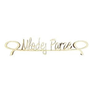 Drewniany napis "Młodej Parze" wycięty laserowo z jasnej sklejki drewnianej o wymiarach 9 x 2 cm w wersji pojedynczej sztuki.