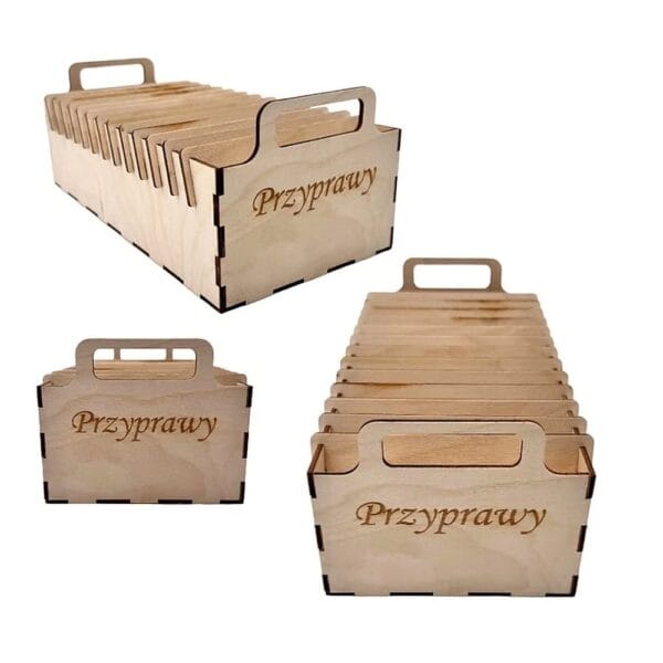Trzy ujęcia drewnianego organizera na przyprawy ze sklejki o długości 29 cm z wygrawerowanym napisem.