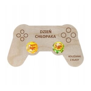 Drewniany pad na lizaka z grawerem uchwyt personalizowany z napisem „Dzień Chłopaka” i dwoma lizakami.