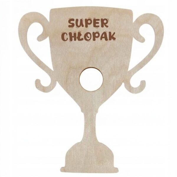 Drewniany puchar na lizaka z grawerem „Super Chłopak” ze sklejki obok lizaków i wariantu z czerwoną wstążką i chłopcem.