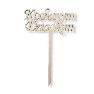 Drewniany topper na piku „Kochany Dziadkom” ze sklejki o wysokości 19,5 cm, prezentowany na białym tle.