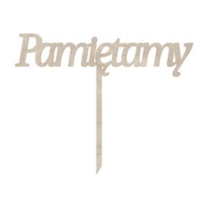 Drewniany topper Pamiętamy z napisem wyciętym ze sklejki, osadzony na pionowej nóżce do wbijania w ziemię.