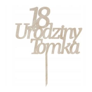 Drewniany topper urodzinowy ze sklejki z napisem 18 Urodziny Tomka i patyczkiem do wbijania w tort.