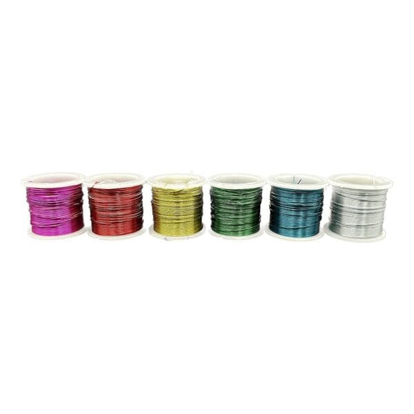 Zestaw 6 kolorowych drucików aluminiowych florystycznych 0,3 mm x 3 m na szpulkach ustawionych w rzędzie na białym tle.