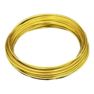 Złoty drucik aluminiowy 1,2 mm x 5 m do florystyki i DIY ułożony w zwój na białym tle.