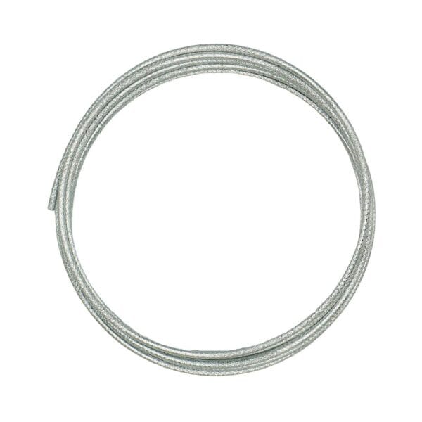 Srebrny karbowany drut aluminiowy 2 mm o długości 2 m zwinięty w koło na białym tle.