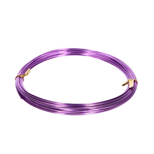 Drut Florystyczny Aluminiowy Fioletowy 1 mm 10 m Miękki i Plastyczny Fioletowy drut florystyczny aluminiowy o średnicy 1 mm i długości 10 m zwinięty w zwój na białym tle.