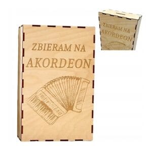 Duża drewniana skarbonka z grawerem "ZBIERAM NA AKORDEON" i rysunkiem instrumentu.