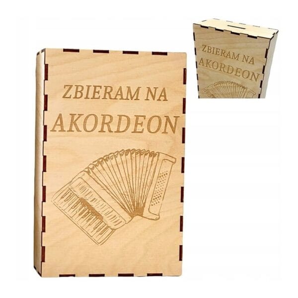 Duża drewniana skarbonka z grawerem "ZBIERAM NA AKORDEON" i rysunkiem instrumentu.