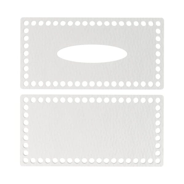 Dwa białe elementy chustecznika DIY z płyty HDF o wymiarach 26x13 cm z wyciętymi laserowo otworami.