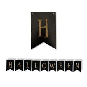 Czarna girlanda Halloween z płyty HDF w postaci kompletu tabliczek z literami i pojedynczym elementem w zbliżeniu.