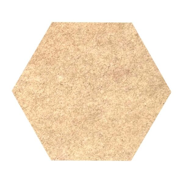 Surowy heksagon dekoracyjny o wymiarach 14x12,1 cm, wycięty z płyty HDF w naturalnym, beżowym kolorze.