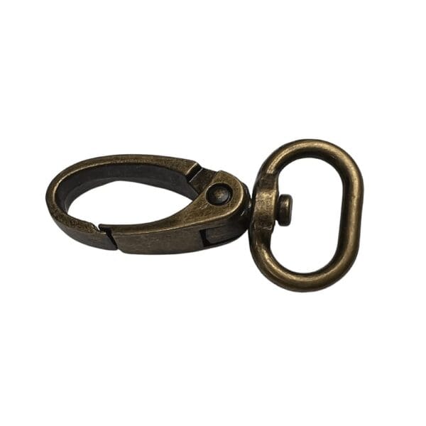Karabińczyk Krab 20 mm Stare Złoto Zapięcie do Torebek i Smyczy Metalowy karabińczyk Krab 20 mm w kolorze starego złota do torebek i smyczy z obrotowym uchem.