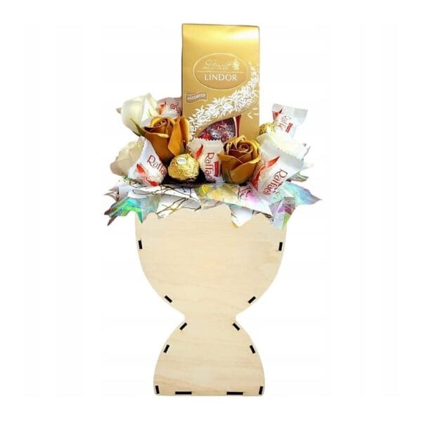 Kielich Flowerbox Personalizowany Drewniany Prezent Okolicznościowy Kielich Flowerbox wykonany z drewna, wypełniony kompozycją ze słodyczy Lindt i Raffaello oraz złotych róż.