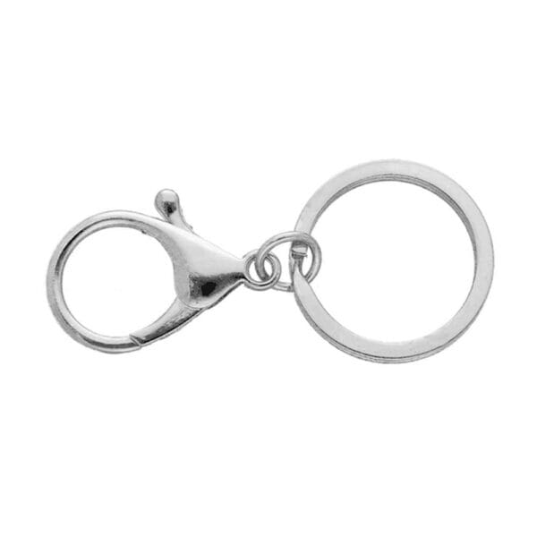Srebrna baza do breloka DIY składająca się z metalowego kółka połączonego z klasycznym karabińczykiem.