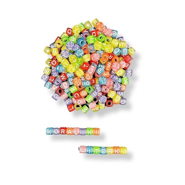 Koraliki z Literami Alfabetu Kostki Plastikowe Kolorowe, 6 mm, 100 szt Kolorowe plastikowe koraliki z literami alfabetu w kształcie kostek 6 mm ułożone w napis KORALIKI i LITERKI.