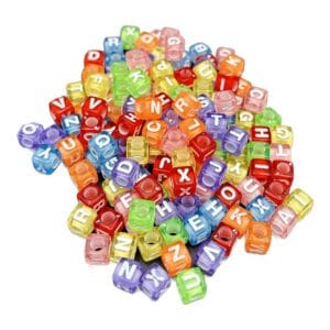 Kolorowe koraliki z literkami alfabetu w kształcie kostek 6 mm przeznaczone do tworzenia biżuterii DIY i personalizowanych bransoletek.