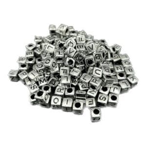 Srebrne plastikowe koraliki z literkami w kształcie kostek 6x6 mm wysypane w grupie jako zestaw 25 g do DIY.