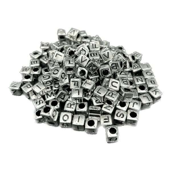 Koraliki z Literkami Srebrne Plastikowe Kostki 6 mm x 6 mm 25 g DIY Srebrne plastikowe koraliki z literkami w kształcie kostek 6x6 mm wysypane w grupie jako zestaw 25 g do DIY.