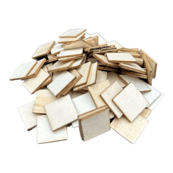 Duży zestaw 100 sztuk naturalnych, bezbarwnych kostek drewnianych 15x15x1,6 mm ułożonych w stos.