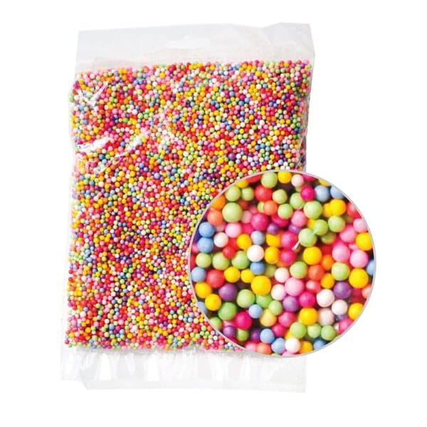 Przezroczyste opakowanie z kolorowymi kuleczkami styropianowymi 4 mm z lupą pokazującą zbliżenie na mix barw.