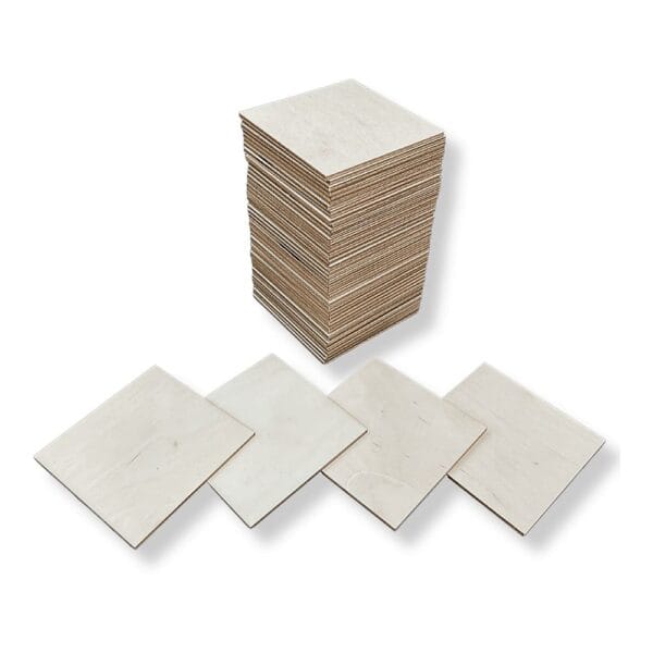 Zestaw 50 kwadratowych baz do zdobienia DIY 8 x 8 cm w postaci pionowego stosu z czterema płytkami ułożonymi obok.