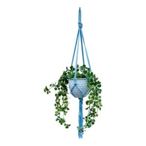 Kwietnik Makrama Boho Błękitny Ręcznie Wykonany Bawełniany 75 cm Błękitny kwietnik makrama ręcznie wykonany z bawełnianego sznurka o długości 75 cm z wiszącą doniczką pełną zielonych roślin.