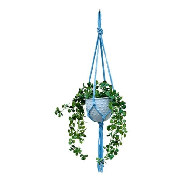 Kwietnik Makrama Boho Błękitny Ręcznie Wykonany Bawełniany 75 cm Błękitny kwietnik makrama ręcznie wykonany z bawełnianego sznurka o długości 75 cm z wiszącą doniczką pełną zielonych roślin.