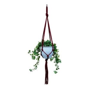 Kwietnik Makrama Boho Bordowy Ręcznie Robiony Bawełna 75 cm Bordowy kwietnik makrama boho z bawełnianego sznurka, podwieszony z zieloną rośliną w białej doniczce.