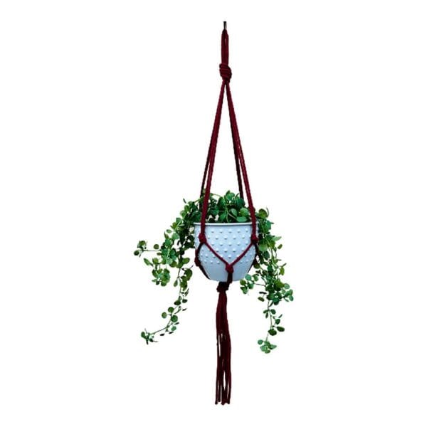 Kwietnik Makrama Boho Bordowy Ręcznie Robiony Bawełna 75 cm Bordowy kwietnik makrama boho z bawełnianego sznurka, podwieszony z zieloną rośliną w białej doniczce.