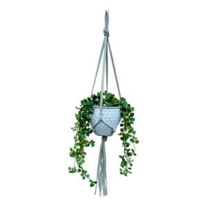 Kwietnik Makrama Boho Oliwkowy Ręcznie Wykonany, 75 cm Ręcznie wykonany oliwkowy kwietnik makrama w stylu boho o długości 75 cm z wiszącą doniczką pełną zielonych roślin.