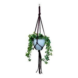 Kwietnik Makrama Boho Wiszący Ręcznie Robiony 75 cm Burgund Wiszący kwietnik makrama boho 75 cm w kolorze burgund z zieloną rośliną w białej doniczce.