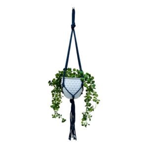 Kwietnik Makrama Jeans Bawełniany 75 cm Ręcznie Wiązany Boho Bawełniany kwietnik makrama jeans 75 cm z białą doniczką i zwisającą zieloną rośliną w stylu boho.