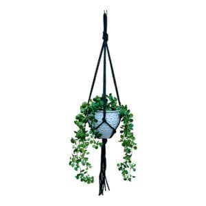 Kwietnik Wiszący Makrama Boho 75 cm Butelkowa Zieleń Kwietnik wiszący makrama boho 75 cm butelkowa zieleń w formie ręcznie plecionej liny z wiszącą doniczką pełną zielonych roślin.