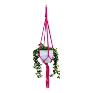 Kwietnik Wiszący Makrama Boho Fuksja Ręcznie Robiony 75 cm Ręcznie robiony kwietnik wiszący makrama boho w kolorze fuksji z wiszącą doniczką pełną zielonych roślin.