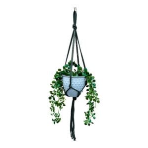 Kwietnik Wiszący Makrama Boho Khaki Ręcznie Robiony z Bawełny 5 mm Kwietnik wiszący makrama boho khaki z bawełny 5 mm podtrzymuje białą doniczkę z wiszącą zieloną rośliną.