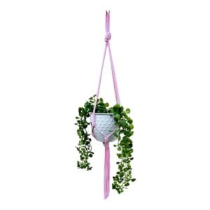 Kwietnik Wiszący Makrama Boho Różowy 75 cm Ręcznie Robiony z Bawełny 5 mm Różowy kwietnik wiszący makrama z bawełny 75 cm z białą doniczką i zieloną rośliną.