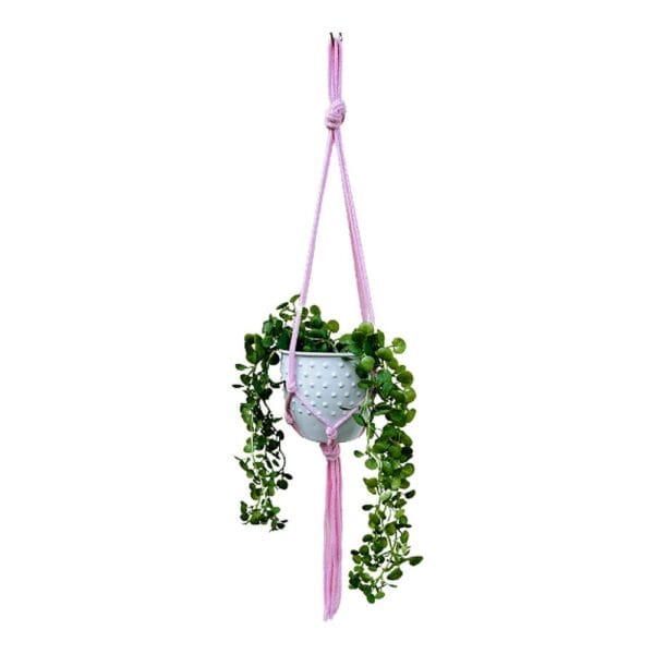 Kwietnik Wiszący Makrama Boho Różowy 75 cm Ręcznie Robiony z Bawełny 5 mm Różowy kwietnik wiszący makrama z bawełny 75 cm z białą doniczką i zieloną rośliną.