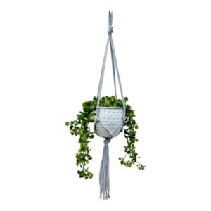 Kwietnik Wiszący Makrama Boho Szary ze Srebrem Ręczne Wykonanie Szary kwietnik wiszący makrama ze srebrną nitką w stylu boho, zawieszony z zieloną rośliną w doniczce.