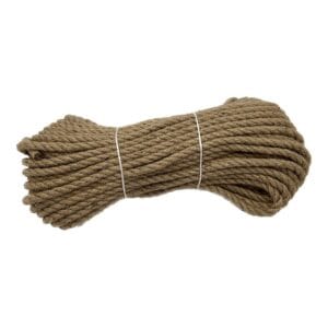 Zwinięta w motek lina jutowa 10 mm x 50 m naturalna 3-żyłowa przewiązana dwoma biały sznurkami na białym tle.