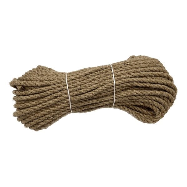 Lina Jutowa 10 mm x 50 m Naturalna 3-żyłowa Zwinięta w motek lina jutowa 10 mm x 50 m naturalna 3-żyłowa przewiązana dwoma biały sznurkami na białym tle.
