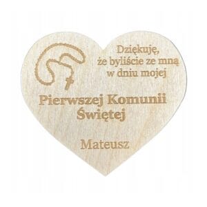 Drewniany magnes w kształcie serca z wygrawerowanym napisem Pierwszej Komunii Świętej i imieniem Mateusz.